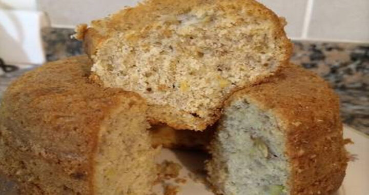 Receta fácil para un budín de banana alto y esponjoso con ingredientes caseros