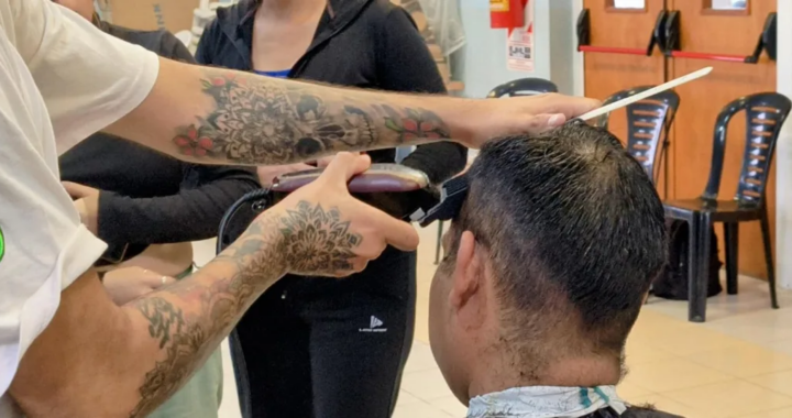 Más de mil vecinos se sumaron a las clases de barbería que ofrece la UPATECo en los CICs