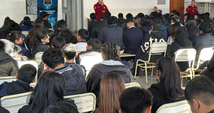 Estudiantes secundarios aprendieron sobre los riesgos y consecuencias del ciberbullying