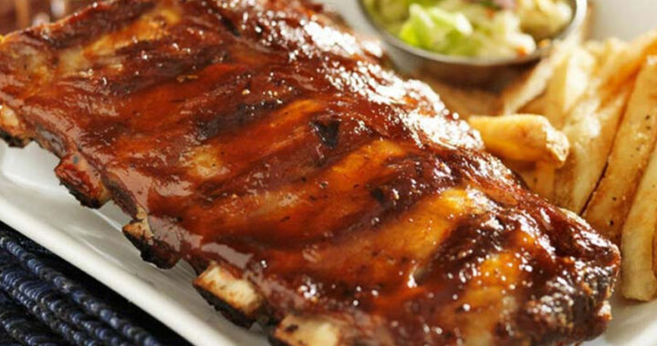 Una receta para lucirse: costillitas de cerdo con salsa de mostaza y papas españolas