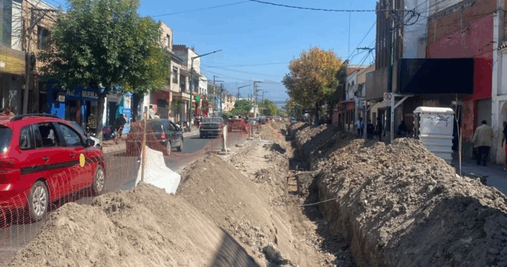 Ejecutan recambio de cañerías en la avenida San Martín al 1.000