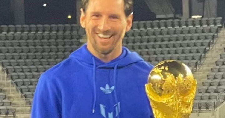 El emotivo reencuentro de Messi con la Copa del Mundo