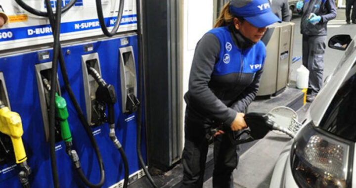 Desde el jueves, YPF bajará 4% el precio de sus combustibles
