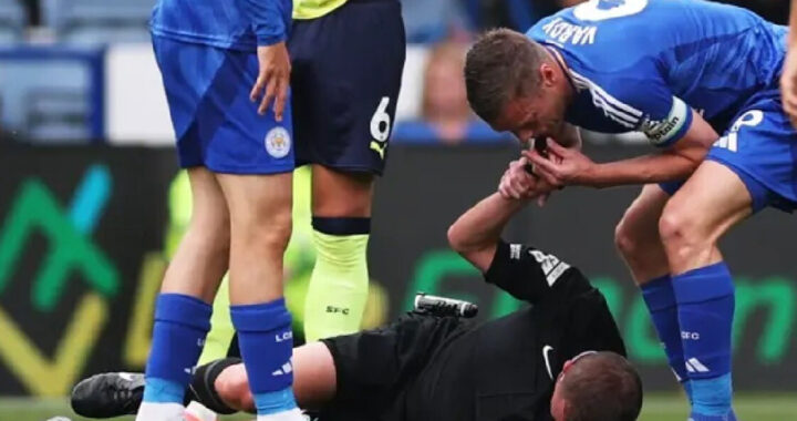 Momento insólito: árbitro lesionado y un jugador detuvo el partido con su silbato