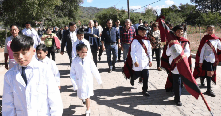 El pueblo de Talapampa celebró su fiesta patronal: Sáenz habilitó obras, entregó un colectivo y maquinaria