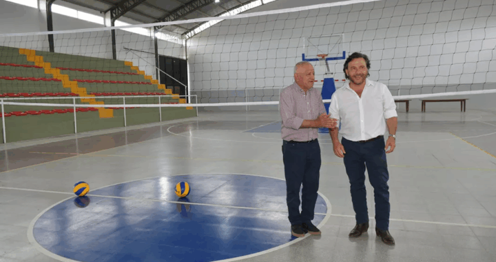Gustavo Sáenz en J.V. González: recorrido por el nuevo polideportivo municipal y entrega de maquinarias
