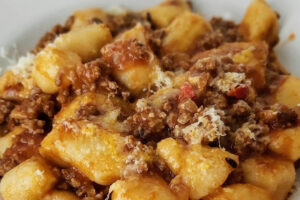 Ñoquis de papa con salsa casera: el clásico que siempre reconforta