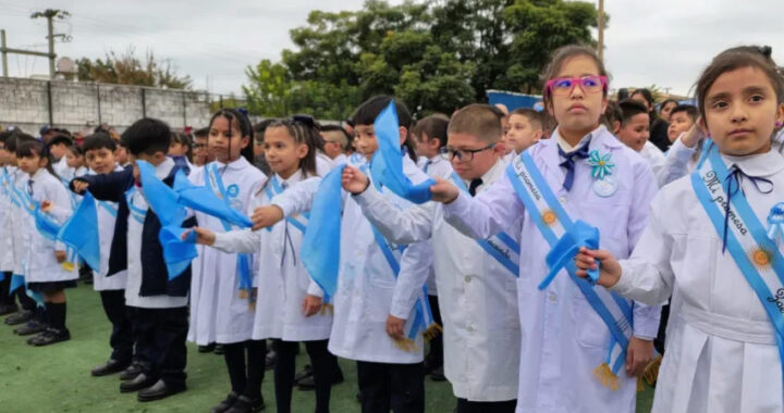 Más de 600 alumnos juraron lealtad a la Bandera Nacional en la zona sur