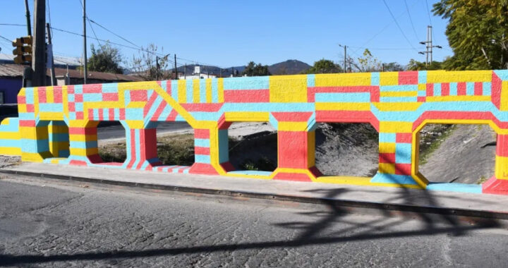 Un nuevo mural embellece el puente de Vidt y Olavarría: arte abstracto y color en el espacio público