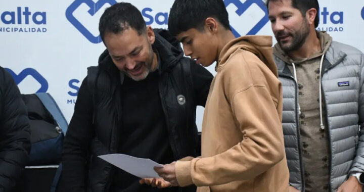 El Municipio entregó becas deportivas a 10 jóvenes talentos salteños