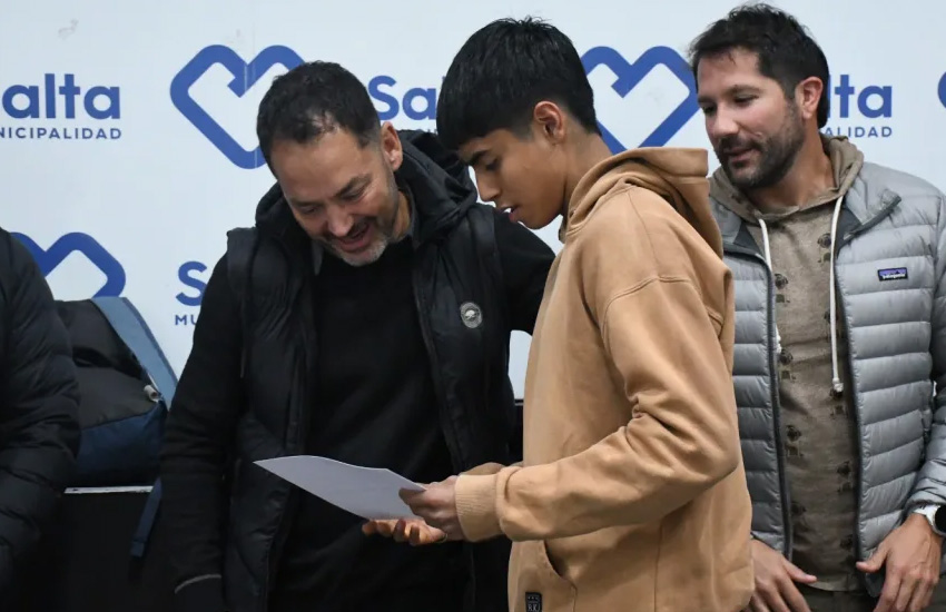 El Municipio entregó becas deportivas a 10 jóvenes talentos salteños