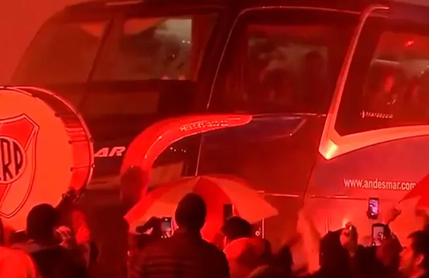 Banderazo y emoción: River partió rumbo a Estados Unidos para disputar el Mundial de Clubes