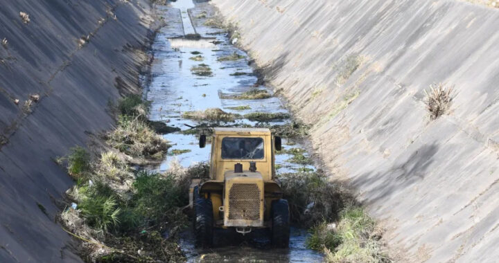 Avanzan las tareas de limpieza y mantenimiento en el canal de avenida Yrigoyen