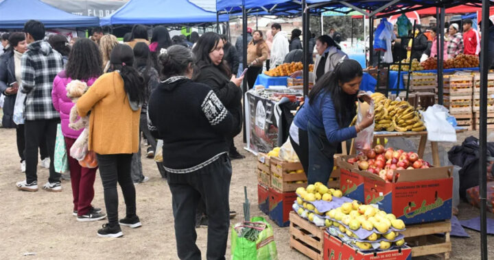 Éxito en una nueva edición de “El Mercado en tu Barrio” en barrio Roberto Romero