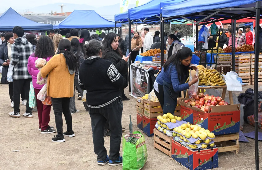 Éxito en una nueva edición de “El Mercado en tu Barrio” en barrio Roberto Romero