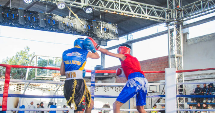 Gran noche de boxeo amateur en Villa Soledad: más de 20 combates y un público que desafió el frío