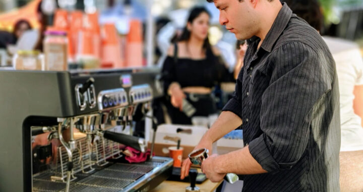 Éxito total en la primera edición de “El Cafetón”: café, arte y música en el Paseo Ameghino