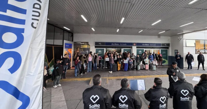 Salta recibió con música y danza a los primeros turistas de invierno en el aeropuerto