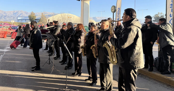 La Municipalidad recibió con música y danzas a turistas que llegaron a Salta en vacaciones de invierno