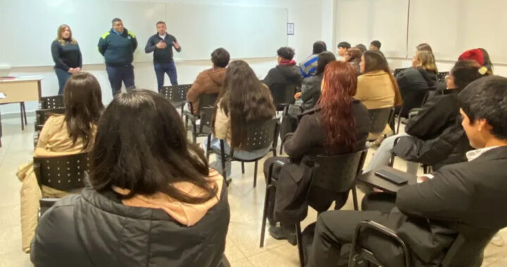 65 estudiantes de UCASAL recibieron su certificado del curso para obtener la primera licencia de conducir