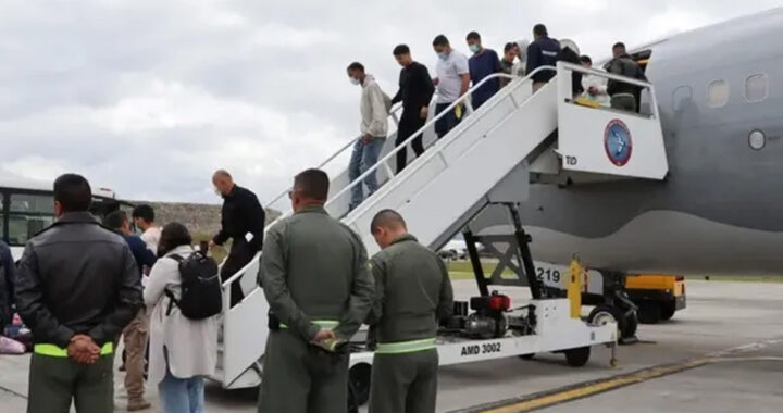 Llegaron a Ezeiza los diez argentinos deportados desde Estados Unidos