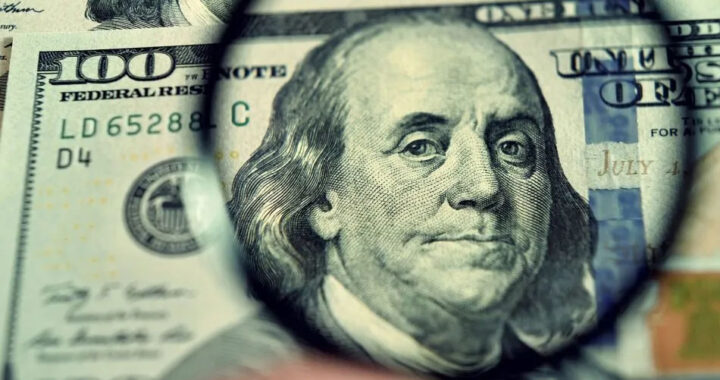 Crece la fiebre por el dólar a días de las elecciones: 4 de cada 10 argentinos se refugian en la moneda norteamericana