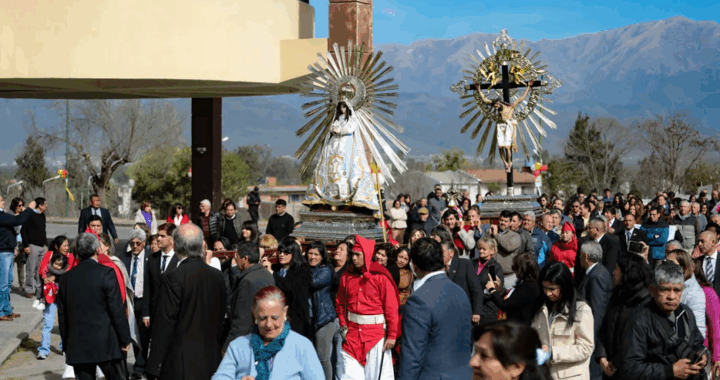 Las imágenes peregrinas del Señor y la Virgen del Milagro recorrieron los barrios de Salta