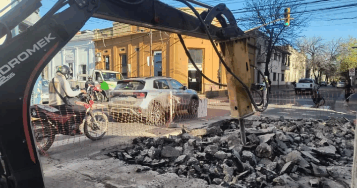 La Municipalidad avanza con la reconstrucción de la calzada en Catamarca y Alvarado