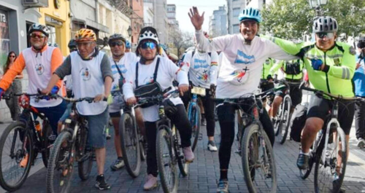 Emoción total: los biciperegrinos llegaron a la Catedral desde Perú