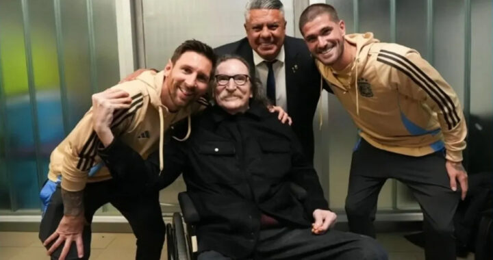 El abrazo de dos leyendas: Charly García se encontró con Messi y De Paul en el Monumental