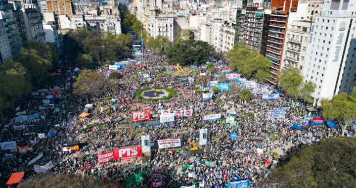 Masiva movilización frente al Congreso en rechazó a los vetos de Milei al financiamiento en Salud y las universidades