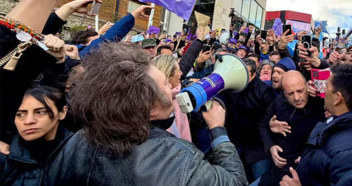 Milei interrumpió su acto en Ushuaia por protestas y se hizo escuchar con un megáfono