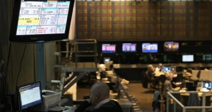 La Bolsa celebra la victoria de LLA y el riesgo país se desplomó a 652 puntos