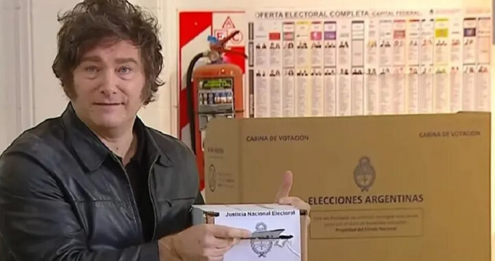 Javier Milei votó en la UTN de Almagro junto a su hermana y evitó declaraciones a la prensa