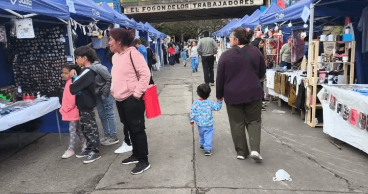 Exitosa tercera edición de la Feria Tope en Plaza España antes del Día de la Madre