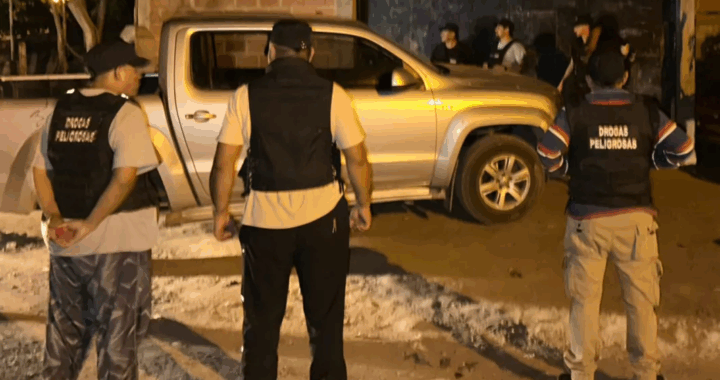 Tres detenidos y más de 200 dosis de cocaína secuestradas en Apolinario Saravia
