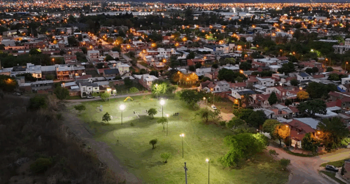 Obras de iluminación mejoran la plaza del barrio Timoteo II
