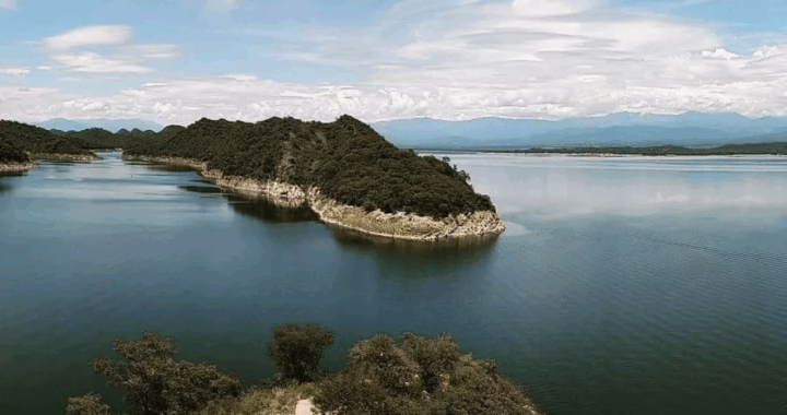 Se lanza el nuevo circuito “Bus Turístico + Dique Cabra Corral”, una propuesta que une ciudad, cultura y aventura