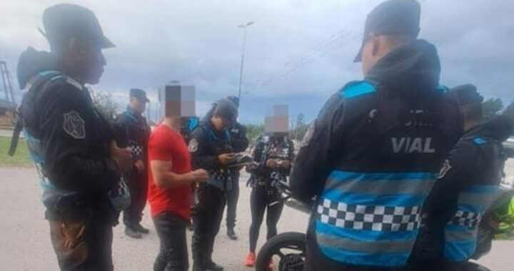 Dos motociclistas fueron infraccionados tras realizar picadas en avenida Mario Banchik