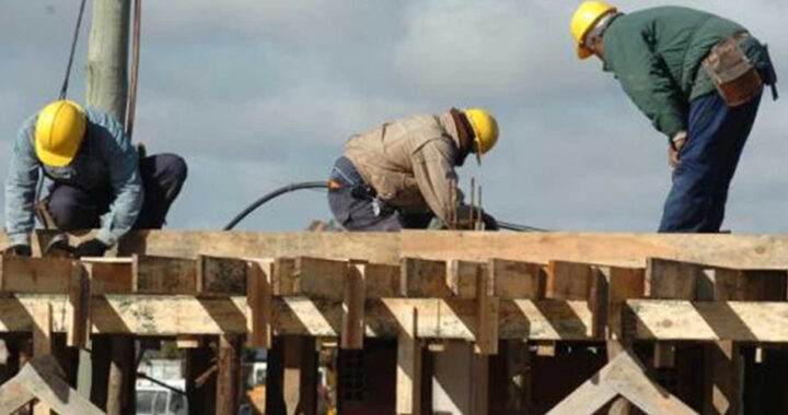 Reforma laboral: cómo el Ejecutivo planea flexibilizar convenios y salarios