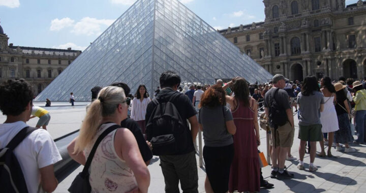 Reabre el Louvre tras audaz robo de las joyas de la corona francesa valuadas en 88 millones de euros