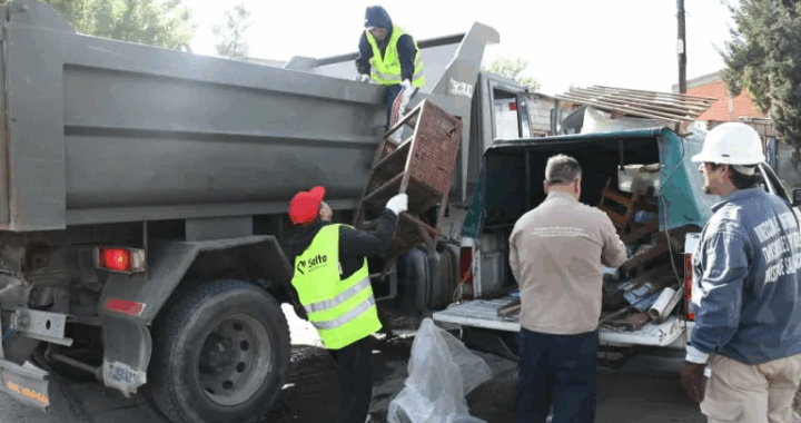 Operativo de descacharrado en el barrio San Ignacio para prevenir el Dengue