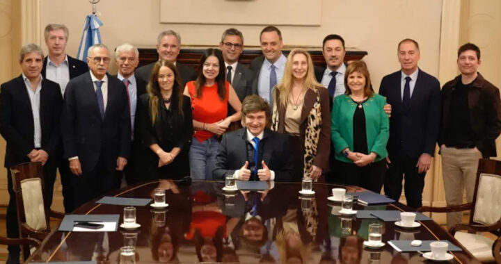 El Javier Milei posa junto a su nuevo gabinete y arranca la “segunda etapa” de su gestión