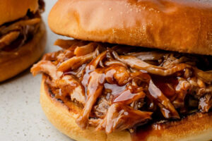 El sándwich de carne desmechada: la receta que conquista con cocción lenta y barbacoa casera