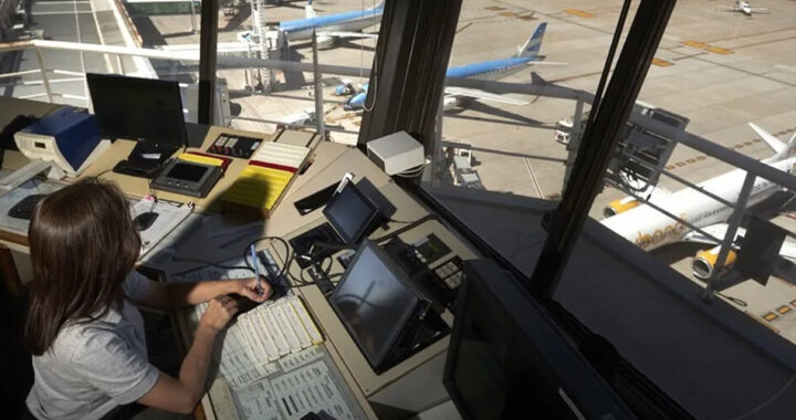 Controladores aéreos anuncian paro desde el 17 de diciembre y podrían afectar vuelos durante las fiestas