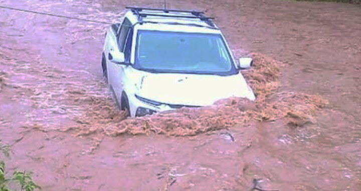 Una camioneta quedó a merced del agua tras el temporal en La Caldera