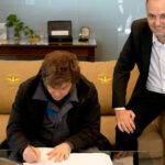 Milei regresó al país y firmó de inmediato la reforma laboral que será enviada al Congreso