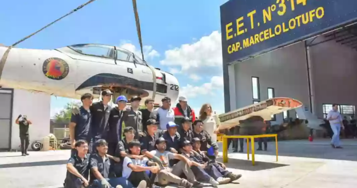 La Escuela Técnica “Capitán Marcelo Lotufo” recibió un histórico avión de la Armada Argentina para fines educativos