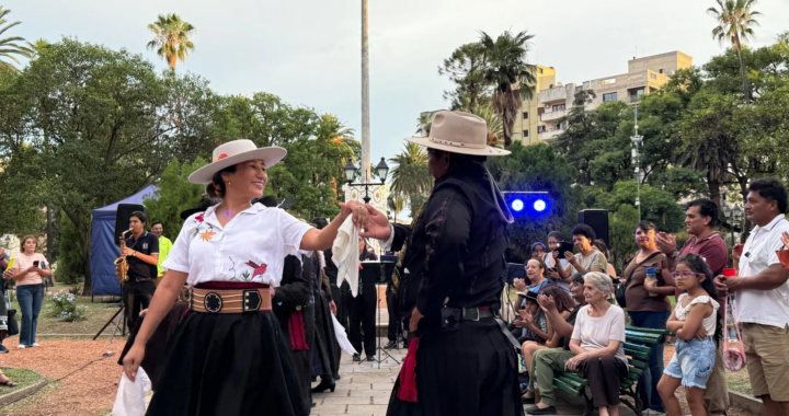 Salta vivió el Primer “Desfile de Herencia Artesanal” en Plaza Güemes