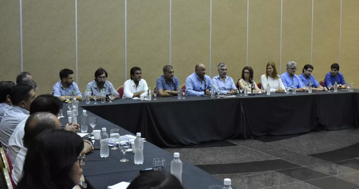 El Gobierno presentó una nueva propuesta salarial y confirmó la continuidad de las mesas con la Intergremial